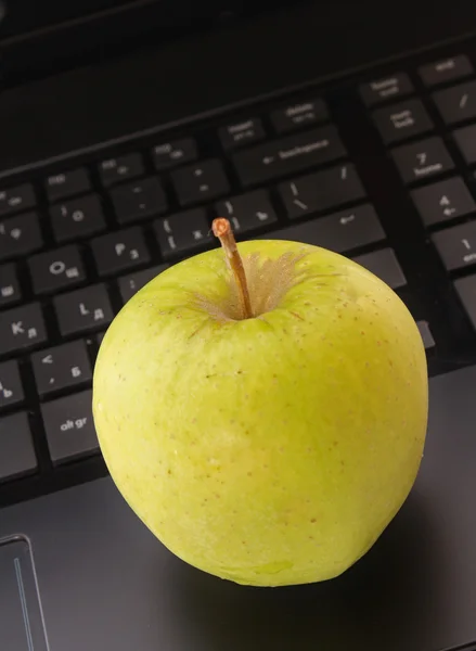 Abstracte laptop met groene apple — Stockfoto