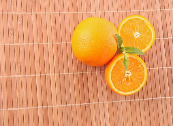 Апельсины и листья мяты — стоковое фото