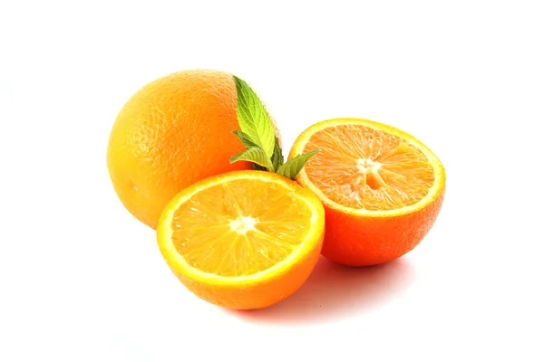 Apelsiner och blad av mynta på vit — Stockfoto