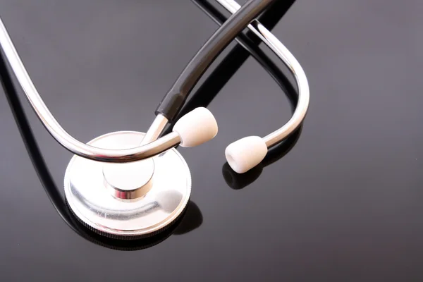 Lékaře stetoskop na černém pozadí — Stock fotografie