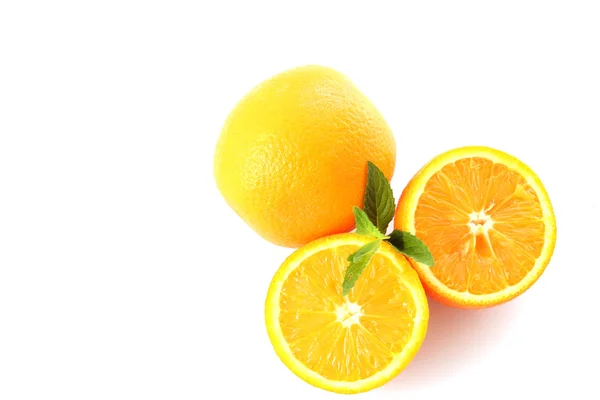 Orangen und Minzblätter auf weiß — Stockfoto