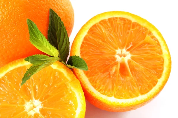 Apelsiner och blad av mynta — Stockfoto