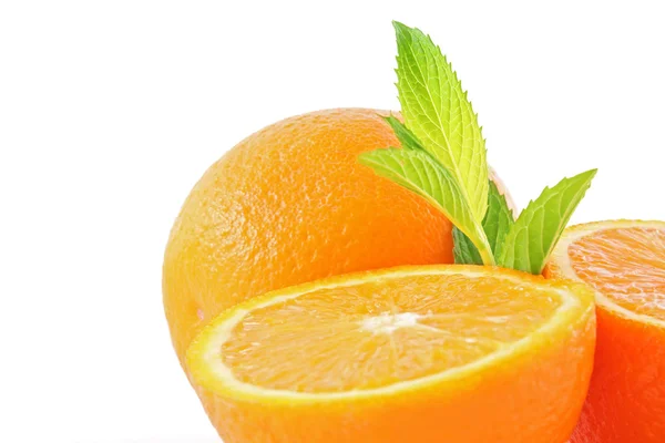 Gesneden sinaasappelen en groene munt — Stockfoto