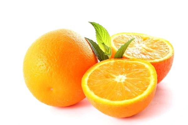 Pomarańcze i liści mięty — Zdjęcie stockowe