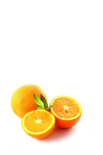 Naranjas y hojas de menta —  Fotos de Stock