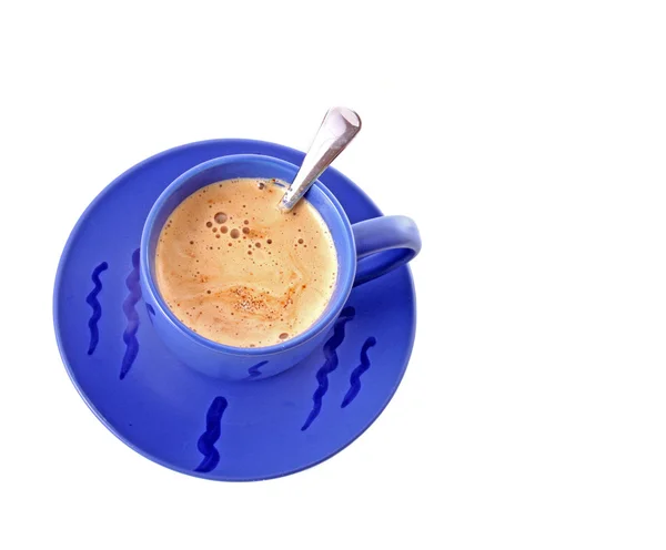 Чашка кави з молоком ізольовано на білому фоні — стокове фото