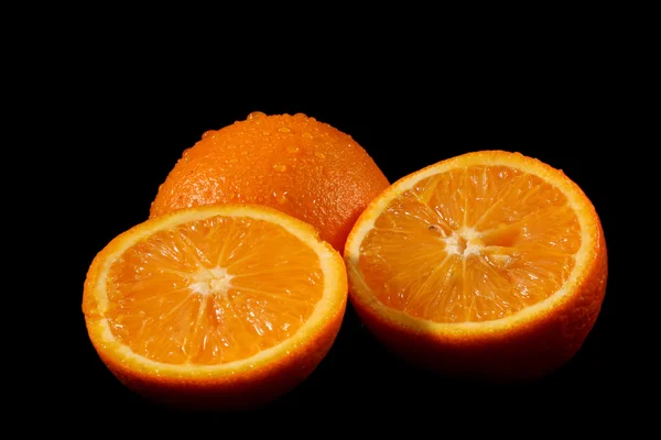 Skivad apelsin på svart bakgrund — Stockfoto