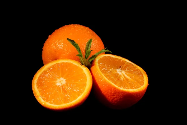 Naranja en rodajas sobre fondo negro — Foto de Stock