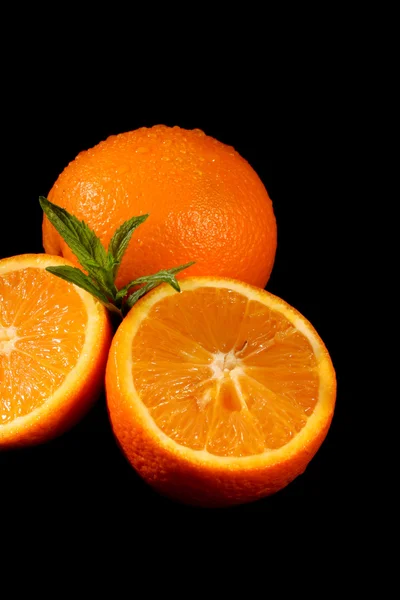 Aufgeschnittene Orange auf schwarzem Hintergrund — Stockfoto