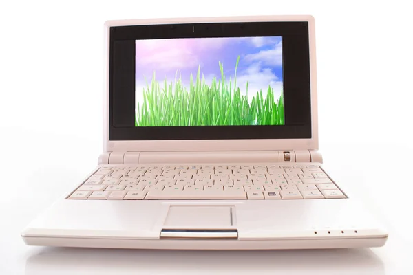 Білий ноутбук з зеленими ландшафтними шпалерами на білому фоні — стокове фото