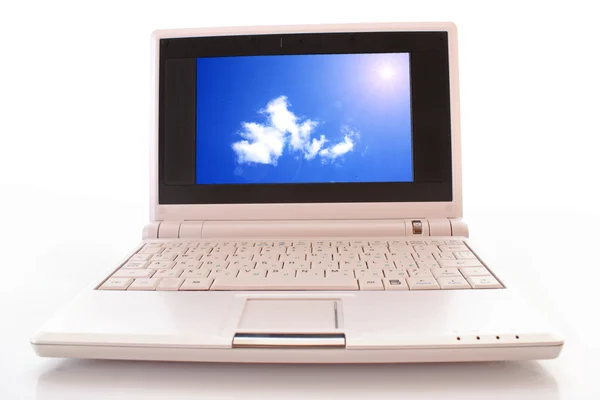 Белый ноутбук с голубым облачным неба обои на белой backgrou — стоковое фото