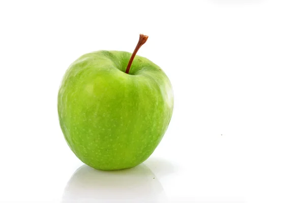 Mokre zielone jabłko, pokryte wodą spada na białym tle. — Zdjęcie stockowe
