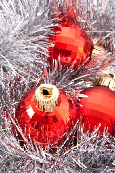 Bolas rojas de Navidad entre la decoración brillante plata —  Fotos de Stock