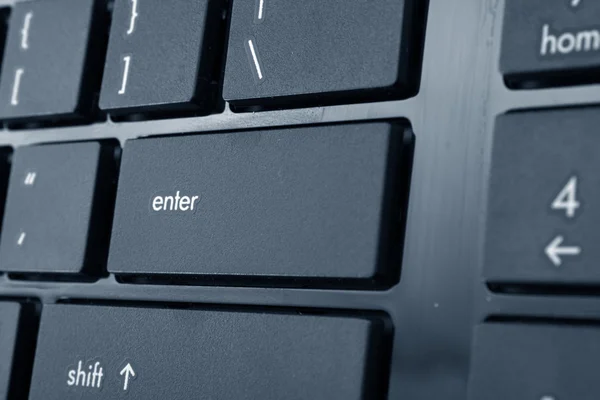 Fechar-se de entrar chave no teclado de computador portátil — Fotografia de Stock