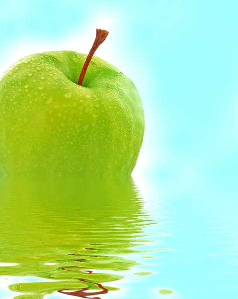 Green apple in water — Stock Photo, Image