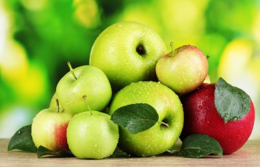 Birçok taze organik elma