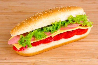 sandviç sosis, peynir ve domates ahşap zemin üzerinde