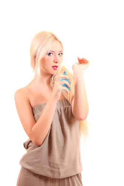 Bela mulher loira aplicando perfume em seu corpo sobre branco — Fotografia de Stock