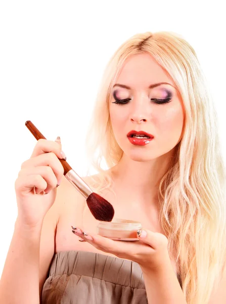 Retrato de atractiva joven rubia aplicando colorete — Foto de Stock