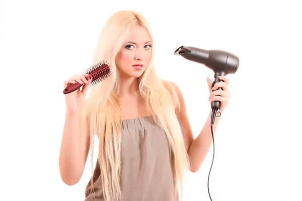 Mulher loira jovem bonita escovando seu cabelo longo — Fotografia de Stock