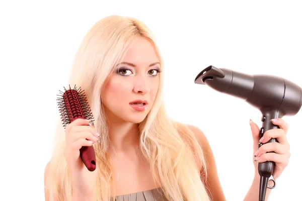 Bella giovane donna bionda spazzolando i capelli lunghi — Foto Stock