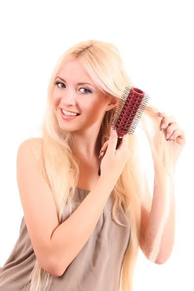Όμορφη νεαρή ξανθιά γυναίκα βούρτσισμα μακριά μαλλιά — Φωτογραφία Αρχείου