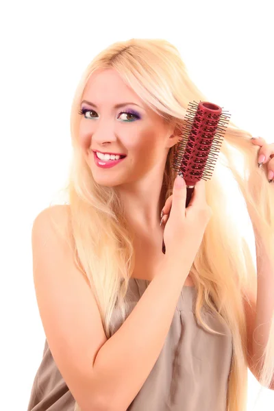 美丽年轻的金发女人涂刷她的长头发 — 图库照片