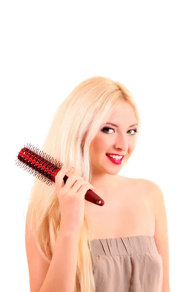 Bella giovane donna bionda spazzolando i capelli lunghi — Foto Stock