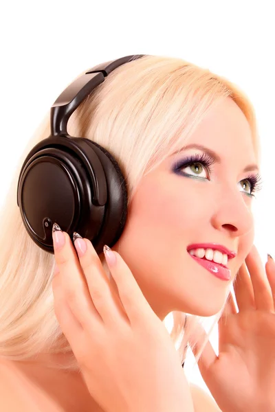 Όμορφη νεαρή ξανθιά γυναίκα με φωτεινό μακιγιάζ ακούγοντας μουσική — Φωτογραφία Αρχείου