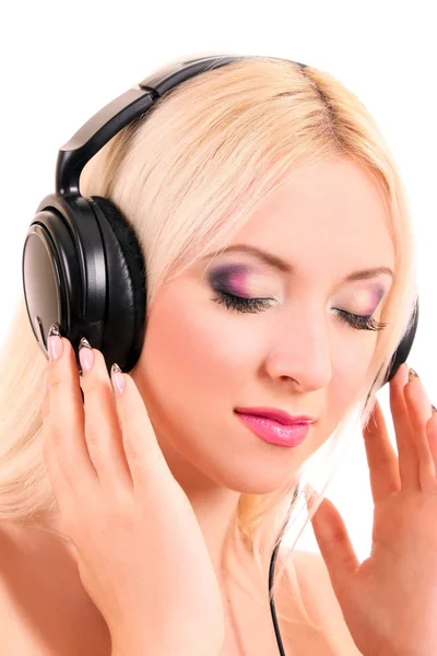 Mulher loira jovem bonita com brilhante make-up ouvir música — Fotografia de Stock