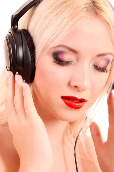 Krásná mladá blondýnka s světlý make-up poslech hudby — Stock fotografie