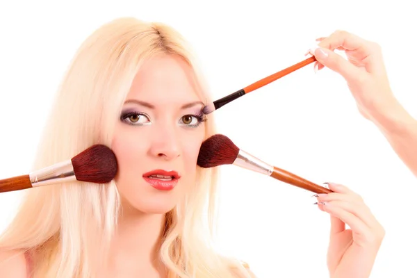 Mooie jonge blonde vrouw met lichte make-up en veel brushe — Stockfoto