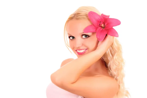 Hermosa joven rubia con flor de lirio rosa. Aislado en —  Fotos de Stock