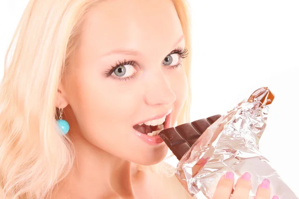 Piękna młoda szczęśliwy uśmiechający się kobieta jedzenie czekolady. na białym tle — Zdjęcie stockowe