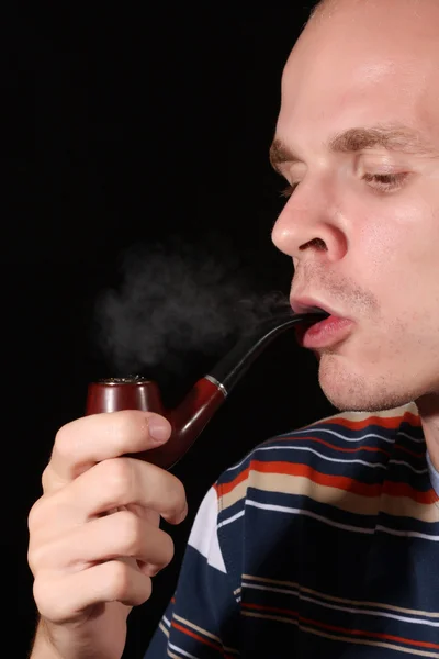 Молодий чоловік курить тютюнову трубу — стокове фото
