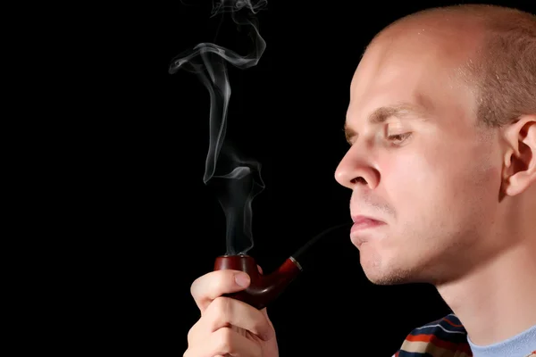 Молодий чоловік курить тютюнову трубу — стокове фото