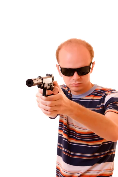 Młody człowiek, mające z pistoletu na białym tle — Zdjęcie stockowe