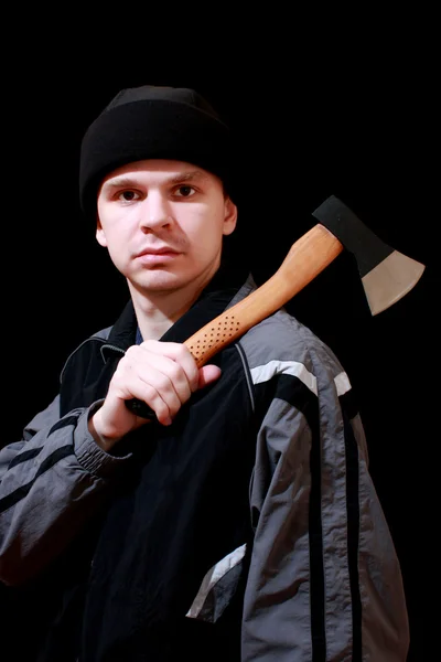 黒の背景上に斧を持つ男 — ストック写真