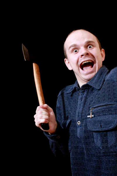 黒の背景上に斧を持つ男 — ストック写真