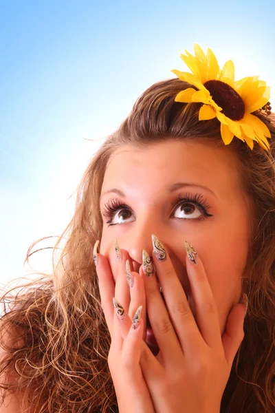 Mooie vrouw met zonnebloemen in haar haren over Wit — Stockfoto