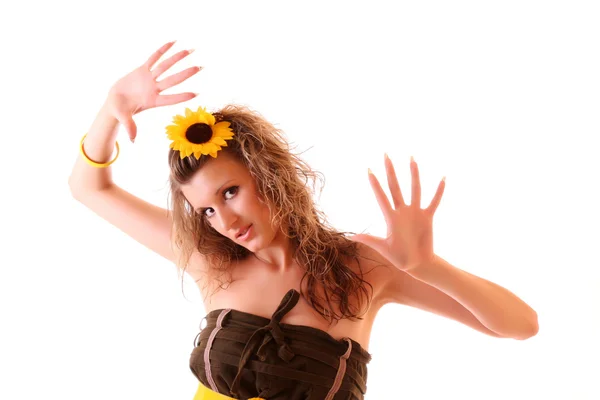 Šťastná žena s slunečnice v vlasy izolovaných na bílém — Stock fotografie