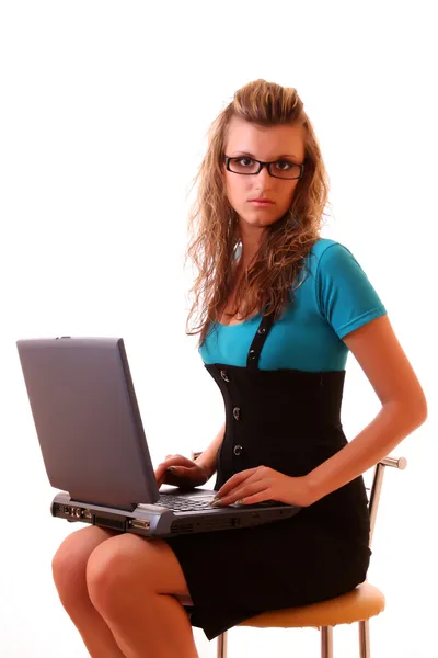 Sexy podnikání žen pomocí přenosného počítače sedí na židli — Stock fotografie