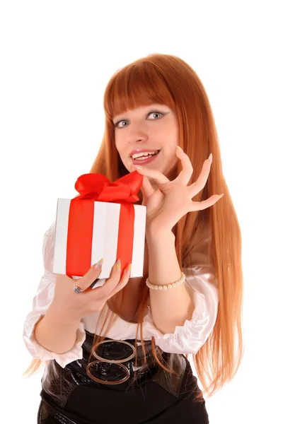 Улыбающаяся деловая женщина с подарочной коробкой, изолированной на белой спинке — стоковое фото