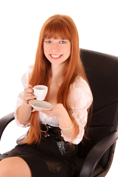 Улыбающаяся деловая женщина пьет кофе изолированный на белом бэкгро — стоковое фото
