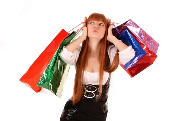 Belle, jeune, rousse femme avec des sacs à provisions de couleur dans son — Photo