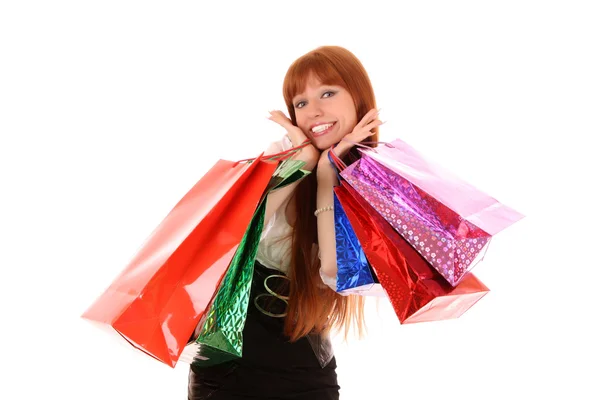 Mulher ruiva bonita, jovem, com sacos de compras coloridos em seu — Fotografia de Stock