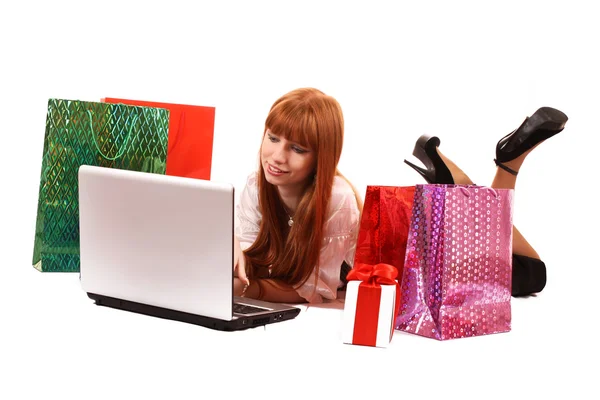 Szép, fiatal, redhair asszony színes bevásárló táskák vásároln — Stock Fotó