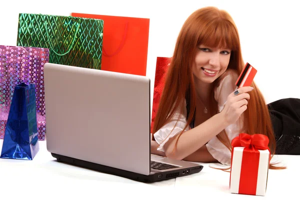 Schöne, junge, rothaarige Frau mit bunten Einkaufstaschen shoppin — Stockfoto
