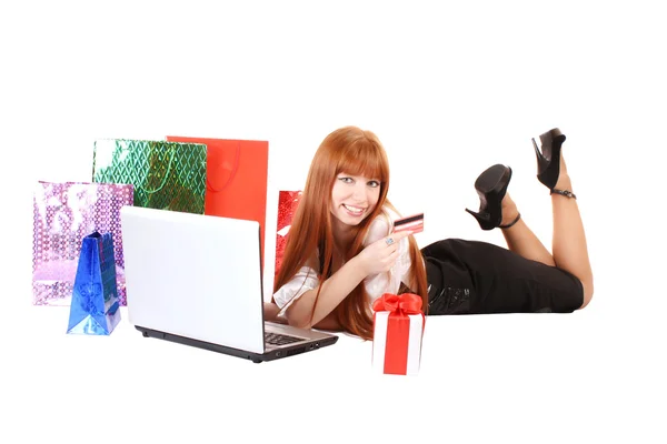 Szép, fiatal, vörös hajú nő, színes bevásárló táskák, Internet — Stock Fotó