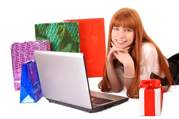 Hermosa, joven, pelirroja mujer con bolsas de compras de color shoppin —  Fotos de Stock
